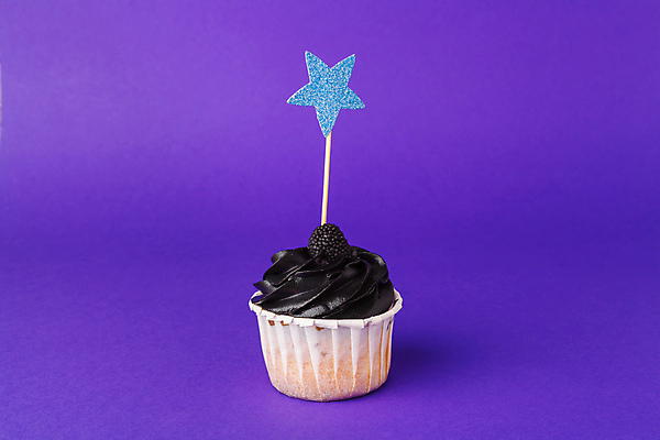 포토 JPG 해외이미지 별 디저트 실내 사람없음 파티 달콤 컵케이크 머핀 보라색배경 데코픽 해외포토 자연요소 음식 빵 백그라운드 이벤트 내부 케이크 보라색 맛 파티용품 파일형식 이미지허브