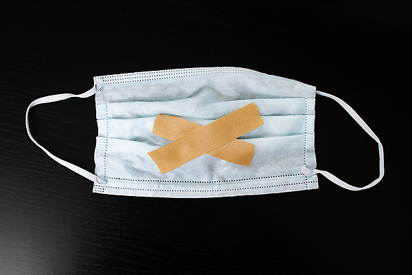 포토 JPG 해외이미지 종이 조각 십자가 스티커 부분 가면 사람없음 침묵 고통 의사 주름 가장자리 수리 보호 상처 붕대 테이프 고정 찢어짐 석고 접착제 해외포토 감정 컨셉 모션 문구용품 소리 의료진 풀_접착제 둘레 파일형식 이미지허브