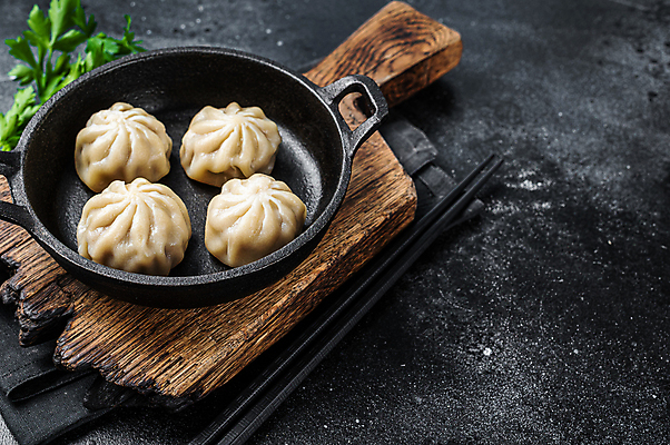 포토 JPG 해외이미지 젓가락 사람없음 냄비 허브 만두 딤섬 나무도마 해외포토 식물 음식 도마 수저 목재 중식 솥 파일형식 이미지허브