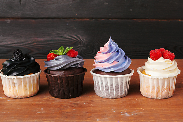 포토 JPG 해외이미지 탁자 디저트 실내 사람없음 달콤 컵케이크 산딸기 머핀 나무탁자 해외포토 음식 빵 가구 과일 내부 케이크 맛 파일형식 이미지허브