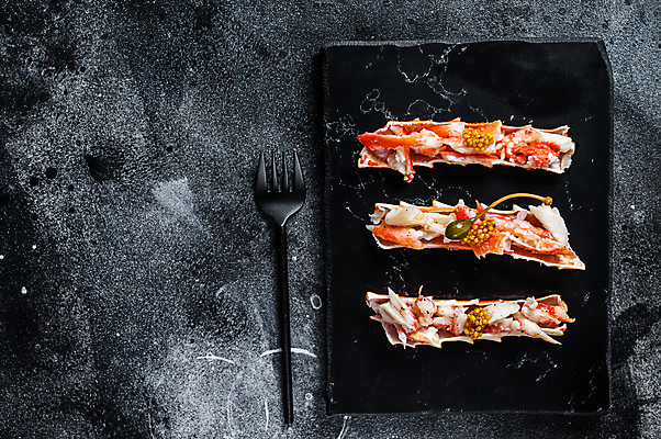 포토 JPG 해외이미지 포크 검은배경 실내 사람없음 해물요리 해산물 게다리 게요리 석판 카피스페이스 해외포토 식기 음식 백그라운드 내부 검은색 공백 게 파일형식 이미지허브