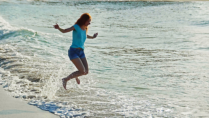 포토 JPG 해외이미지 드레스 행복 모래 스포츠 파도 바다 여행 맨발 발 자연 하늘 휴가 휴식 건강 한명 야외 물 파란색 달리기 태양 점프 산책 기쁨 에너지 자유 쿠바 해외포토 자연요소 1 옷 감정 컬러 컨셉 모션 사람 신체부위 중앙아메리카 생태계 파일형식 이미지허브