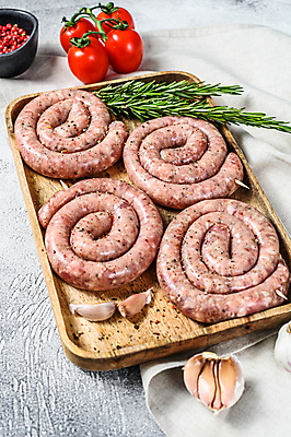 포토 JPG 해외이미지 실내 마늘 사람없음 소시지 흰배경 로즈메리 나무쟁반 해외포토 백그라운드 채소 쟁반 내부 목재 흰색 가공식품 허브 파일형식 이미지허브