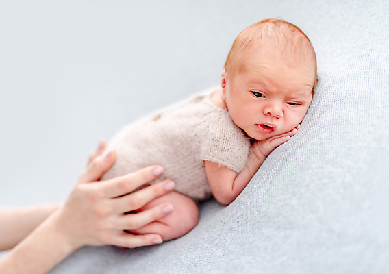 포토 JPG 해외이미지 백인 손 남자 엎드리기 엄마 사랑 한명 신체부위 아기 신생아 남자아기한명만 해외포토 서양인 1 감정 가족 모션 사람 남자한명만 남자아기만 파일형식 이미지허브