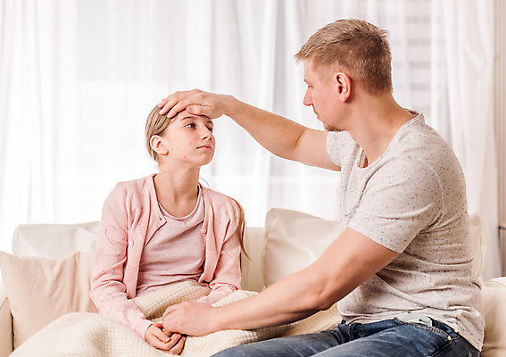 포토 JPG 해외이미지 여자 딸 청소년 휴식 건강 앉기 상반신 성인 두명 옆모습 10대 마주보기 환자 침대 아빠 체온계 담요 체온측정 홍역 회복 손짚기 육아대디 해외포토 뷰포인트 가구 컨셉 의학 가족 모션 사람 손짓 온도계 측정 전염병 파일형식 이미지허브