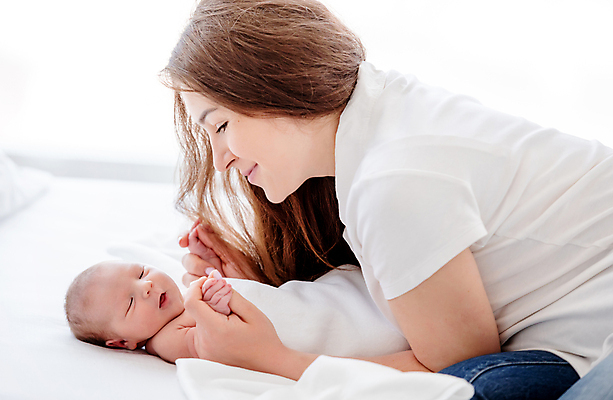 포토 JPG 해외이미지 백인 여자 딸 가족 엄마 사랑 사람 상반신 성인 두명 옆모습 손잡기 침대 아기 신생아 잠 여자만 해외포토 서양인 감정 뷰포인트 가구 관계 모션 파일형식 이미지허브
