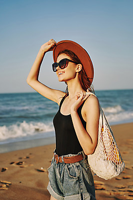 포토 JPG 해외이미지 주간 여자 여유 휴식 한명 상반신 성인 해변 야외 옆모습 여름휴가 바캉스 선글라스 잡기 성인여자한명만 네트백 해외포토 자연요소 1 감정 안경 바다 뷰포인트 컨셉 가방 모션 휴가 사람 여자한명만 성인여자만 파일형식 여름_계절 이미지허브