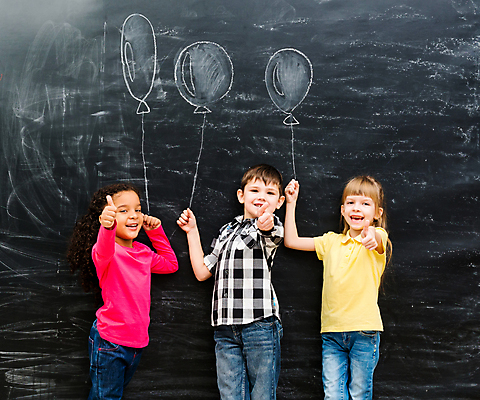 포토 JPG 해외이미지 백인 응시 여자 남자 행복 어린이 백그라운드 2 휴식 실내 관리 3 서기 사람 소년 세명 귀여움 검은색 칠판 기쁨 표현 잡기 최고 풍선 유지 보유 승인 옛날 가상 해외포토 서양인 시선 감정 컬러 컨셉 모션 내부 파일형식 이미지허브