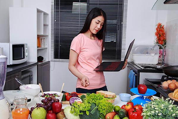 포토 JPG 해외이미지 백인 1 라이프스타일 응시 여자 행복 음식 인터넷 다이어트 채소 태국 탁자 주택 한국 실내 샌드위치 건강 요리 한명 서기 미소 사람 동양인 성인 초록색 노트북 컴퓨터 주방 일본 식사 중국 샐러드 준비 주부 레시피 해외포토 서양인 시선 감정 아시아 컬러 가구 모션 표정 인종 내부 건물 생활 전자제품 파일형식 이미지허브