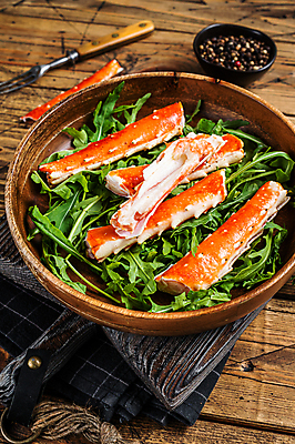 포토 JPG 해외이미지 그릇 포크 실내 사람없음 샐러드 해물요리 게 천 해산물 후추 게다리 나무그릇 나무도마 나무배경 해외포토 식기 음식 백그라운드 도마 갑각류 내부 목재 직물 향신료 파일형식 이미지허브