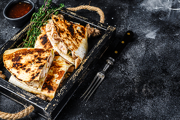 포토 JPG 해외이미지 검은배경 서양음식 실내 사람없음 멕시코음식 나무쟁반 케사디야 해외포토 음식 백그라운드 쟁반 내부 목재 검은색 파일형식 이미지허브