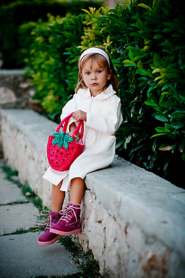 포토 JPG 해외이미지 백인 모델 1 드레스 옷 공원 여자 열매 딸 얼굴 어린이 분홍색 가방 장난 놀이 딸기 한명 사람 앉기 야외 초록색 울타리 장난감 뷰티 유행 활발 핸드백 흰색 아기 작음 테두리 싱글 인공 천진난만 유일 해외포토 서양인 식물 잡화 공공시설 컬러 컨셉 과일 가족 모션 신체부위 담장 크기 파일형식 이미지허브