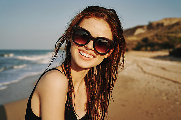 포토 JPG 해외이미지 주간 여자 여유 휴식 한명 상반신 성인 해변 야외 옆모습 아웃포커스 여름휴가 바캉스 선글라스 성인여자한명만 해외포토 자연요소 1 감정 안경 바다 뷰포인트 컨셉 휴가 촬영기법 사람 여자한명만 성인여자만 파일형식 여름_계절 이미지허브