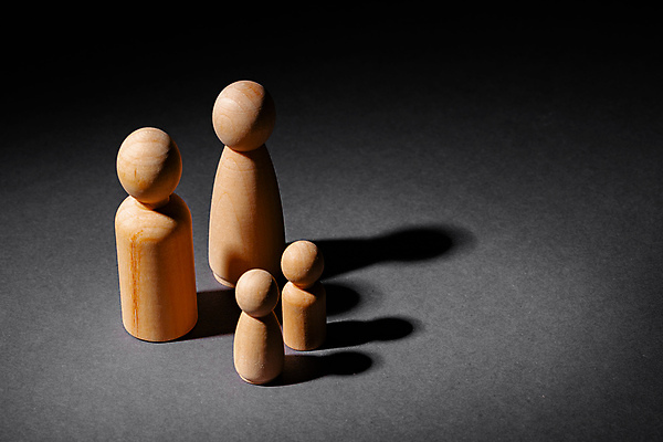 포토 JPG 해외이미지 컨셉 가족 검은배경 사람모양 그림자 사람없음 목재 미니어처 피규어 말_게임 해외포토 모양 나무 백그라운드 재료 관계 모형 검은색 게임 파일형식 이미지허브