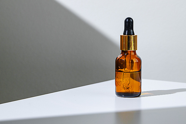 포토 JPG 해외이미지 실내 그림자 사람없음 한개 뷰티 오일 오브젝트 흰배경 공병 앰플 해외포토 1 음식 백그라운드 내부 화장품 흰색 병_담는 파일형식 이미지허브