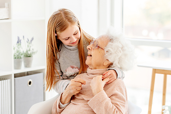 포토 JPG 해외이미지 여자 노년 할머니 어린이 창문 가족 손녀 실내 앉기 상반신 두명 앞모습 옆모습 아웃포커스 마주보기 백허그 조부모 여자만 안경낌 해외포토 안경 뷰포인트 관계 모션 포옹 촬영기법 사람 성인 내부 손주 파일형식 이미지허브