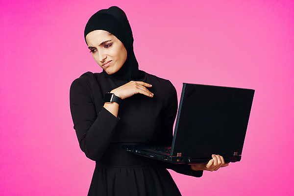 포토 JPG 해외이미지 모델 직업 학생 전통 손 여자 행복 분홍색 백그라운드 인터넷 비즈니스 한명 사람 동양인 옆모습 파란색 노트북 스마트폰 쇼핑 컴퓨터 노란색 공책 목도리 흰색 네트워크 중앙 이슬람교 대학교 긍정 동쪽 고립 목업 스타일 해외포토 1 잡화 감정 종교 뷰포인트 컬러 컨셉 학교 문구용품 인종 신체부위 전자제품 핸드폰 스마트기기 방향 파일형식 이미지허브