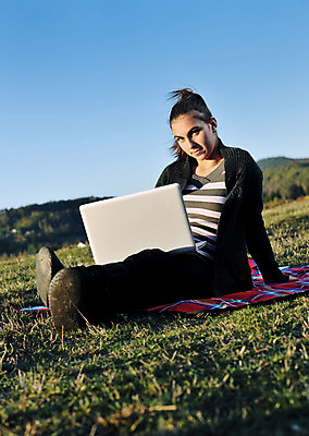 포토 JPG 해외이미지 백인 학생 라이프스타일 계절 공원 여자 교육 행복 인터넷 자연 하늘 휴가 함께함 한명 미소 웃음 사람 성인 야외 10대 초록색 파란색 노트북 스터디 컴퓨터 청춘 뷰티 공책 기쁨 가을 업무 무선전화기 해외포토 서양인 1 공공시설 감정 컬러 컨셉 청소년 문구용품 표정 생활 전자제품 학습 작업 전화기 생태계 파일형식 이미지허브