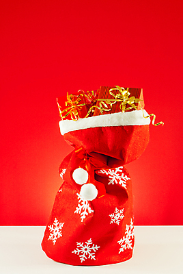포토 JPG 해외이미지 리본 종이 백그라운드 크리스마스 가방 포장 휴가 새해 선물 사람없음 장식 빨간색 빛 상자 소용돌이 축하 인사 황금 질감 포장소품 카피스페이스 전경 해외포토 잡화 기념일 컬러 컨셉 풍경 공백 회오리 예절 오브젝트 포장재료 파일형식 탑뷰 이미지허브