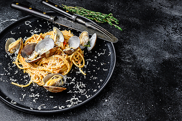 포토 JPG 해외이미지 포크 검은배경 조개 실내 사람없음 해물요리 나이프 해산물 백리향 치즈가루 해물파스타 카피스페이스 해외포토 식기 음식 백그라운드 어패류 파스타 내부 검은색 공백 칼 가루 파일형식 이미지허브