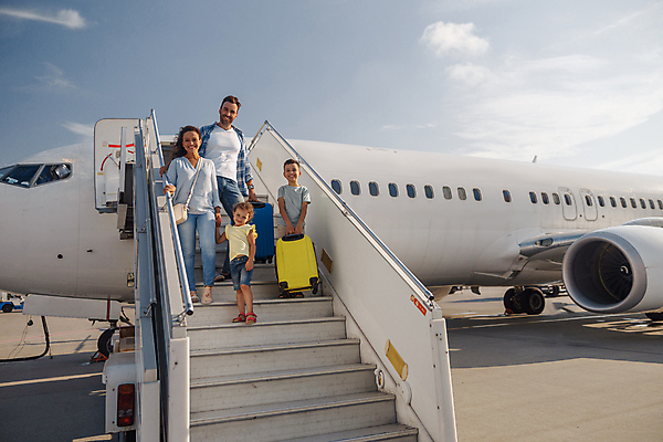 포토 JPG 해외이미지 주간 전신 여자 남자 행복 어린이 여행 가족 휴가 비행기 함께함 서기 들기 소년 여러명 성인 야외 앞모습 여행객 계단 캐리어 손잡기 공항 해외포토 자연요소 감정 뷰포인트 다수 컨셉 관계 항공교통 교통시설 모션 대중교통 사람 여행가방 파일형식 이미지허브