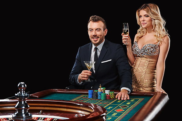포토 JPG 해외이미지 백인 커플 응시 여자 남자 탁자 검은배경 들기 정장 상반신 성인 두명 앞모습 도박 카지노 샴페인잔 룰렛 룰렛테이블 도박장 겜블 플레이어 성인만 해외포토 서양인 시선 옷 뷰포인트 가구 백그라운드 술잔 관계 모션 사람 검은색 게임 파일형식 이미지허브