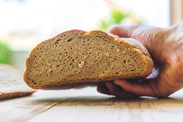포토 JPG 해외이미지 전통 유럽 문화 음식 빵 조각 재료 도마 독일 관리 요리 사람없음 식사 어둠 빵집 껍질 시골 신선 잡기 오스트리아 맛 아침식사 낟알 밀 굽기 먹기 기아 유기농 슬라이스 밀가루 토스트 프랑스어 부스러기 영양분 제빵사 페스츄리 핸드메이드 호밀 해외포토 직업 문자 웰빙 나라 컨셉 모션 주방용품 곡류 상점 가루 구이 사회이슈 파일형식 이미지허브
