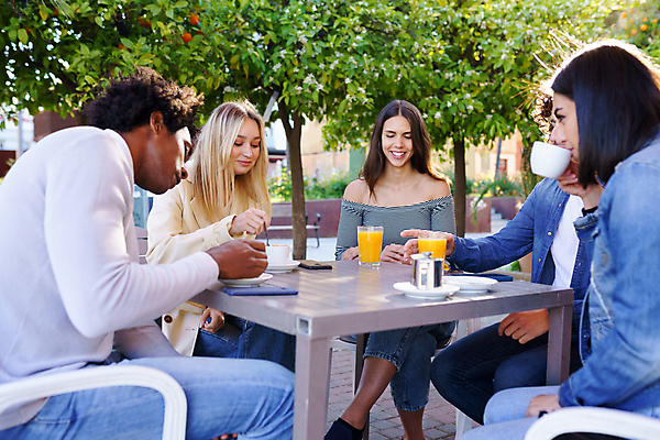 포토 JPG 해외이미지 백인 학생 라이프스타일 여자 남자 행복 커피 음료 오렌지 탁자 함께함 웃음 사람 여러명 성인 야외 친구 스마트폰 주스 봄 우정 카페 도시 바 그룹 아침식사 다인종 다민족 멀티 섞기 해외포토 서양인 계절 감정 가구 다수 컨셉 과일 관계 표정 인종 생활 핸드폰 스마트기기 상점 식사 파일형식 이미지허브