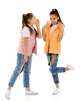 포토 JPG 해외이미지 여자 어린이 두명 옆모습 비밀 귓속말 다리들기 소녀만 해외202004 해외포토 뷰포인트 컨셉 모션 사람 여자만 어린이만 파일형식 이미지허브