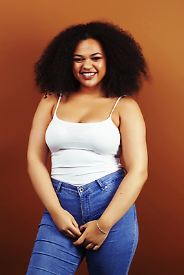 포토 JPG 해외이미지 모델 학생 손 응시 여자 행복 감정 얼굴 백그라운드 컨셉 생각 한명 사람 10대 뷰티 갈색 노란색 유행 귀여움 검은색 표현 자신감 사인 긍정 섞기 해외포토 1 시선 컬러 청소년 신체부위 파일형식 이미지허브