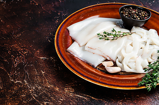 포토 JPG 해외이미지 그릇 접시 식재료 실내 마늘 사람없음 해물요리 허브 해산물 오징어 후추 나무배경 해외포토 식물 식기 음식 백그라운드 채소 연체동물 내부 수중동물 향신료 파일형식 이미지허브