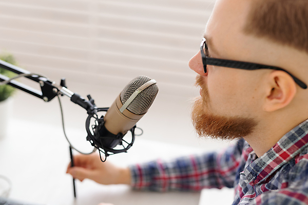 포토 JPG 해외이미지 남자 스튜디오 말하기 한명 상반신 성인 옆모습 DJ 마이크 라디오 라디오방송 성인남자한명만 크리에이터 1인미디어 해외포토 직업 1 뷰포인트 음향기기 모션 사람 전자제품 방송 남자한명만 성인남자만 파일형식 이미지허브