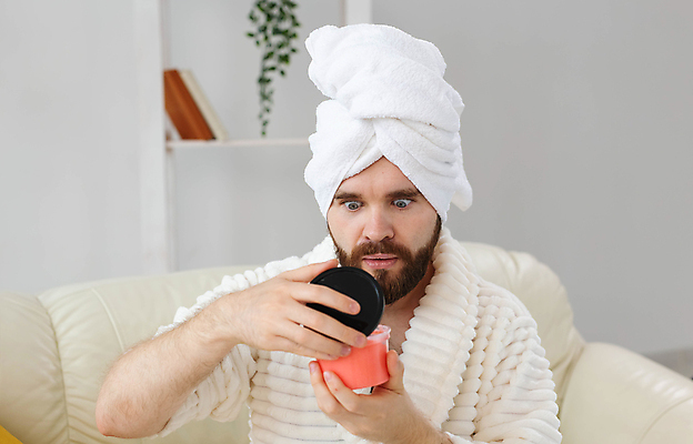 포토 JPG 해외이미지 남자 수염 한명 들기 상반신 성인 수건 뷰티 놀람 목욕가운 스킨케어 스크럽 스크럽제 성인남자한명만 해외포토 1 감정 모션 표정 사람 위생용품 가운 남자한명만 성인남자만 파일형식 이미지허브