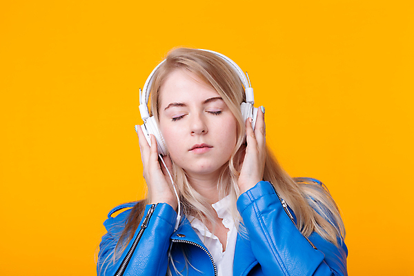 포토 JPG 해외이미지 백인 모델 1 학생 라이프스타일 디자인 응시 여자 교육 행복 얼굴 백그라운드 컨셉 비즈니스 학교 미술 한명 미소 사람 성인 10대 스터디 청춘 컬러풀 금발 뷰티 노란색 유행 우주 귀여움 헤드폰 업무 엘리먼트 힙스터 카피스페이스 해외포토 서양인 헤어스타일 시선 패션 감정 컬러 음향기기 청소년 문화예술 표정 생활 신체부위 학습 공백 작업 파일형식 이미지허브