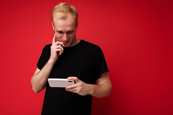 포토 JPG 해외이미지 남자 얼굴 생각 인터넷 손가락 모바일 아이디어 기술 한명 사람 스마트폰 핸드폰 금발 정보 전화기 온라인 배려 해외포토 1 헤어스타일 손 컨셉 신체부위 전자제품 스마트기기 파일형식 이미지허브