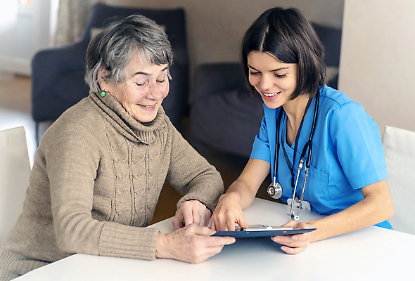 포토 JPG 해외이미지 백인 손 여자 노년 행복 유럽 할머니 지폐 관계 미래 주택 함께함 미소 안전 사람 앉기 성인 두명 치료 소파 알약 약 동전 저축 간호사 의사 잡기 은퇴 계약 투자 상업 처방 결재 테라피 보험 예산 옛날 자금 헬프 해외포토 서양인 감정 나라 컨셉 돈 의자 비즈니스 의학 모션 표정 건물 신체부위 금융 뷰티 의료진 도움 파일형식 이미지허브