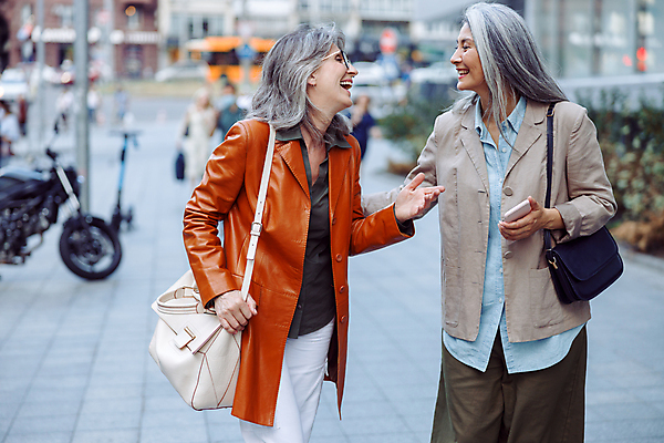 포토 JPG 해외이미지 백인 옷 여자 행복 관계 거리 함께함 미소 웃음 사람 동양인 성인 두명 머리카락 걷기 우정 회색 가을 도시 시간 긍정 타운 스타일 비용 해외포토 서양인 계절 감정 컬러 컨셉 모션 표정 인종 경제 친구 머리 파일형식 이미지허브
