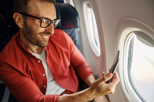 포토 JPG 해외이미지 남자 행복 안경 여행 창문 휴가 휴식 비행기 실내 한명 들기 상반신 성인 앞모습 스마트폰 여행객 사진촬영 비행기내부 성인남자한명만 해외포토 1 잡화 감정 뷰포인트 컨셉 항공교통 모션 대중교통 사람 내부 핸드폰 스마트기기 촬영 남자한명만 성인남자만 파일형식 이미지허브