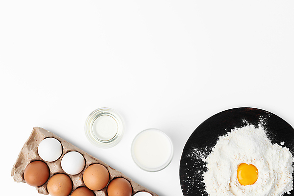 포토 JPG 해외이미지 접시 유리병 실내 사람없음 계란 우유 흰배경 밀가루 노른자 계란판 카피스페이스 해외포토 식기 백그라운드 병_용기 유제품 내부 알 공백 흰색 가루 파일형식 이미지허브