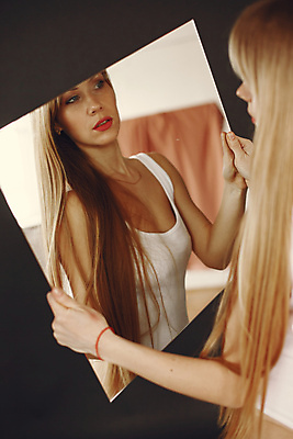 포토 JPG 해외이미지 백인 모델 1 라이프스타일 응시 여자 얼굴 백그라운드 신체 자연 친절 실내 한명 미소 사람 성인 내부 금발 뷰티 유행 맑음 검은색 봄 회색 흰색 날씬함 내추럴 스타일 해외포토 서양인 헤어스타일 시선 계절 컬러 날씨 표정 생활 신체부위 몸매 생태계 파일형식 이미지허브