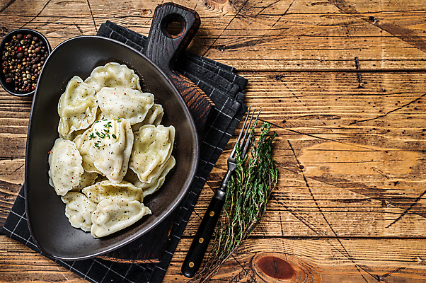 포토 JPG 해외이미지 그릇 포크 사람없음 하이앵글 허브 만두 헝겊 나무도마 통후추 나무배경 해외포토 식물 식기 음식 뷰포인트 백그라운드 도마 목재 후추 파일형식 천_직물 이미지허브