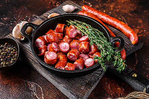 포토 JPG 해외이미지 그릇 실내 사람없음 소시지 나무도마 백리향 소시지구이 갈색배경 해외포토 식기 백그라운드 도마 내부 목재 갈색 가공식품 구이 파일형식 이미지허브