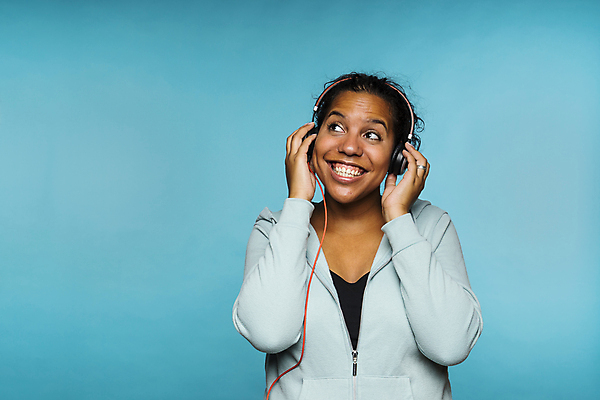 포토 JPG 해외이미지 여자 행복 여유 얼굴 음악 포즈 흑인 노래 관리 한명 미소 웃음 사람 인종 성인 캐주얼 헤드폰 소리 음악가 듣기 표현 부채 파마 고립 혼혈 해외포토 서양인 직업 1 헤어스타일 옷 감정 음향기기 모션 문화예술 표정 신체부위 다문화 파일형식 이미지허브
