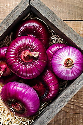 포토 JPG 해외이미지 식재료 사람없음 나무상자 담기 날것 적양파 트렌드컬러 나무배경 비바마젠타 해외포토 컬러 백그라운드 모션 양파 상자 파일형식 이미지허브