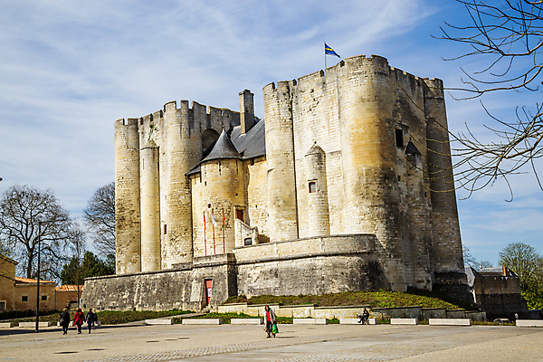 포토 JPG 해외이미지 구름 외관 유럽 벽 여행 건축양식 자연 하늘 지붕 휴가 풍경 사람없음 건물 가로 여름 파란색 도시풍경 탑 궁전 프랑스 바위 도시 성 중세 역사 재산 클래식 큼 천연기념물 프랑스어 배수구 강화 옛날 해외포토 자연요소 문자 건축물 계절 건축 나라 컬러 컨셉 고건축 금융 돌_바위 크기 생태계 파일형식 이미지허브