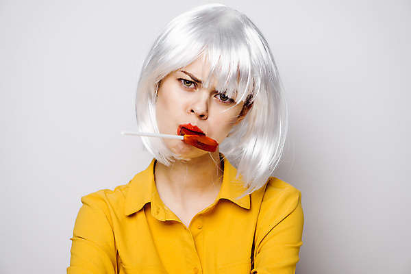 포토 JPG 해외이미지 여자 막대사탕 한명 상반신 성인 앞모습 하트 은색 물기 먹기 가발 성인여자한명만 힙스터 해외포토 모양 1 패션 뷰포인트 컬러 모션 사탕 사람 여자한명만 성인여자만 파일형식 이미지허브