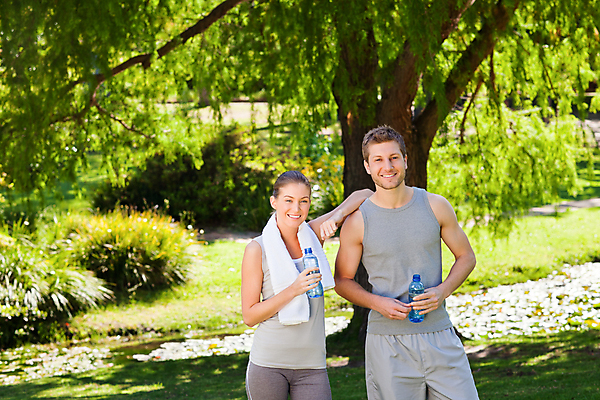 포토 JPG 해외이미지 주간 커플 공원 여자 남자 커플라이프 다이어트 함께함 미소 들기 상반신 성인 야외 두명 앞모습 건강관리 물병 성인만 어깨에손 해외포토 자연요소 라이프스타일 공공시설 뷰포인트 컨셉 관계 모션 표정 건강 관리 사람 물통 파일형식 이미지허브
