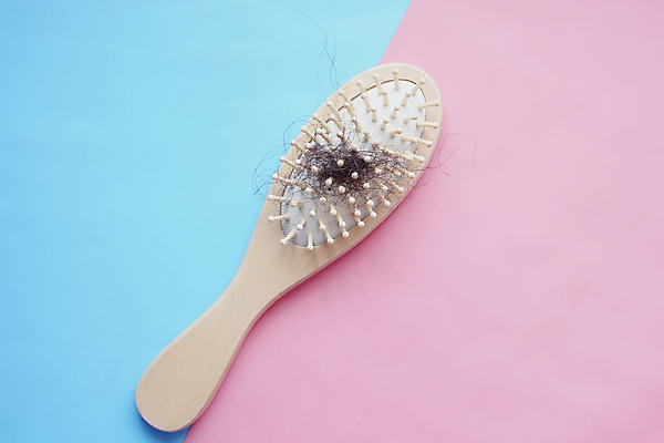 포토 JPG 해외이미지 여자 컨셉 사람없음 가을 흰색 붓 머리빗 질병 대머리 길이 고립 이슈 적자 해로움 해외포토 헤어스타일 계절 컬러 의학 사람 미용용품 파일형식 이미지허브