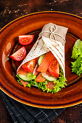 포토 JPG 해외이미지 접시 토마토 실내 샌드위치 사람없음 묶기 연어 노끈 랩 연어요리 나무배경 해외포토 식기 줄 음식 백그라운드 채소 모션 어류 내부 파일형식 이미지허브