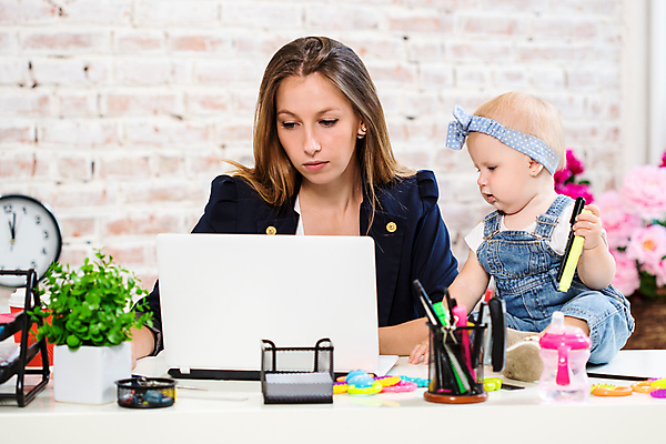 포토 JPG 해외이미지 여자 꽃 화분 시계 잎 들기 앉기 상반신 성인 두명 노트북 사무실 아기 메모지 업무 젖병 집중 연필꽂이 바쁨 형광펜 워킹맘 여자만 해외포토 식물 컨셉 비즈니스 모션 엄마 문구용품 사람 전자제품 펜 사무용품 아기용품 작업 비즈니스우먼 파일형식 이미지허브